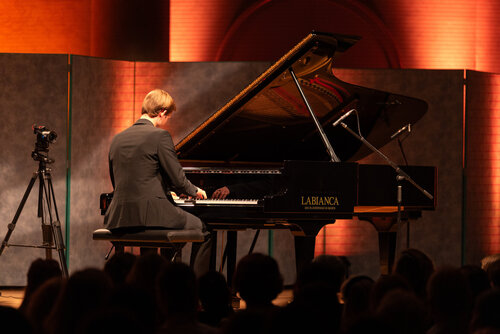 Klavierkonzert "Hommage an Ludovico Einaudi" Jonah Samuel Stabe Klavierkonzert "Hommage an Ludovico Einaudi" Jonah Samuel Stabe